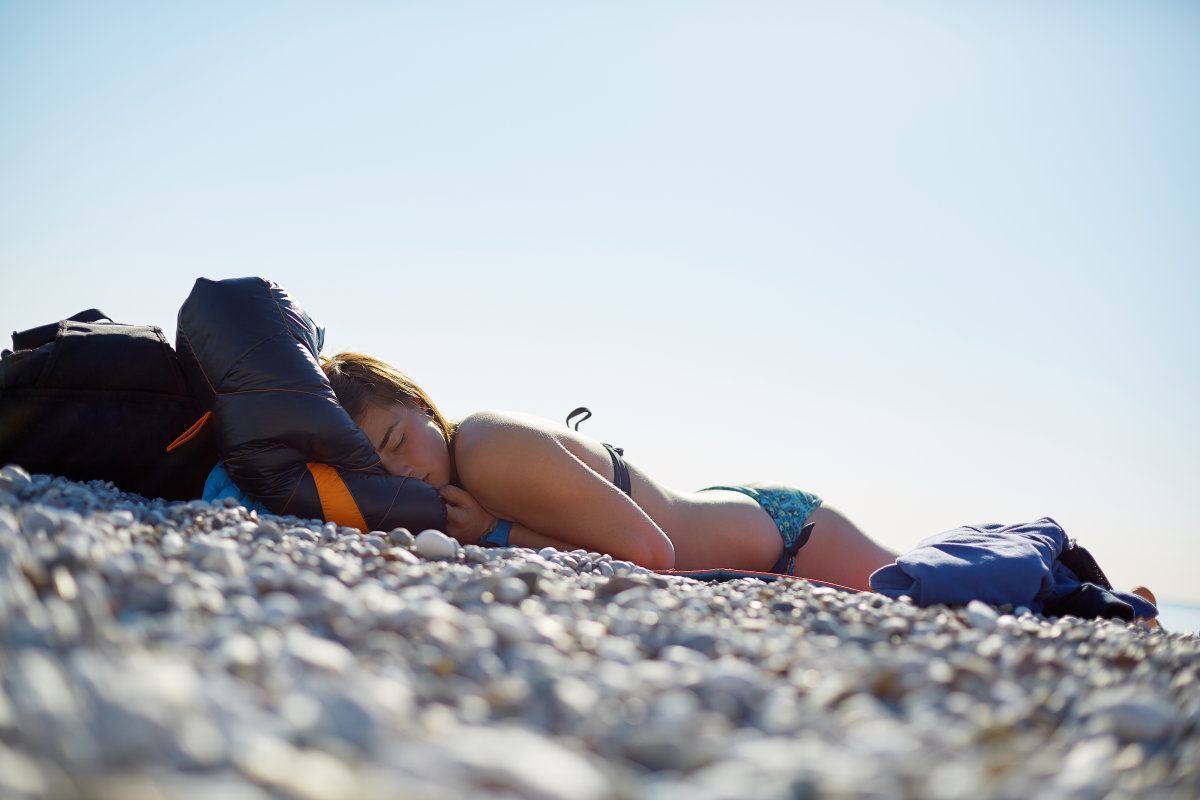 Голая сучка спит на пляже фото