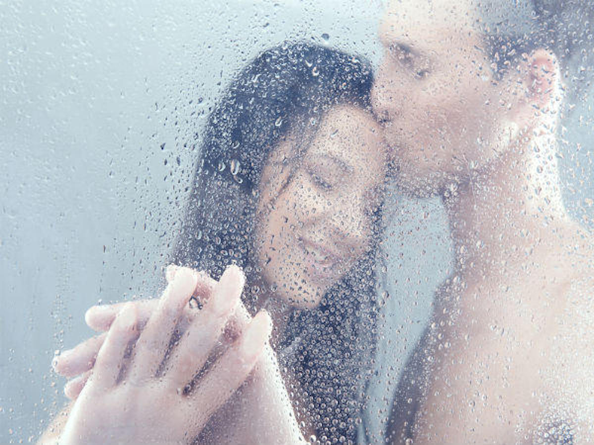 Пара вместе принимает душ и занимается сексом под струей воды