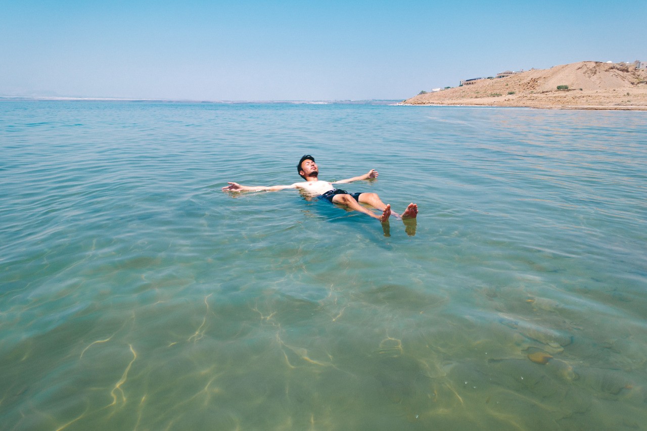 Лежать в соленой воде. Красное море и Мертвое море. Мертвое море самое соленое море в мире. Мертвое море самое соленое. Мертвое море люди.