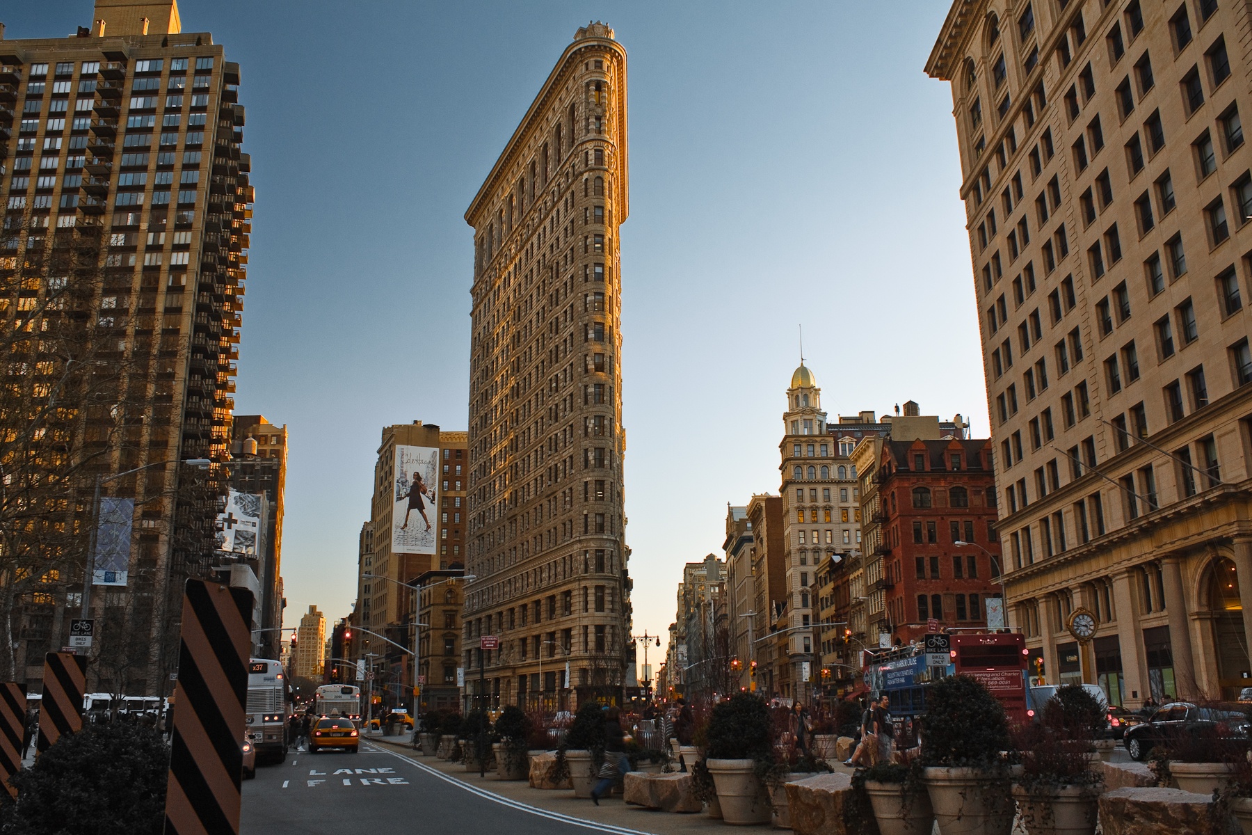 New up. Флэтайрон-Билдинг Нью-Йорк. Небоскреб Флэтайрон-Билдинг. Flatiron building в Нью-Йорке. Флэтайрон-Билдинг (здание в Нью-Йорке).