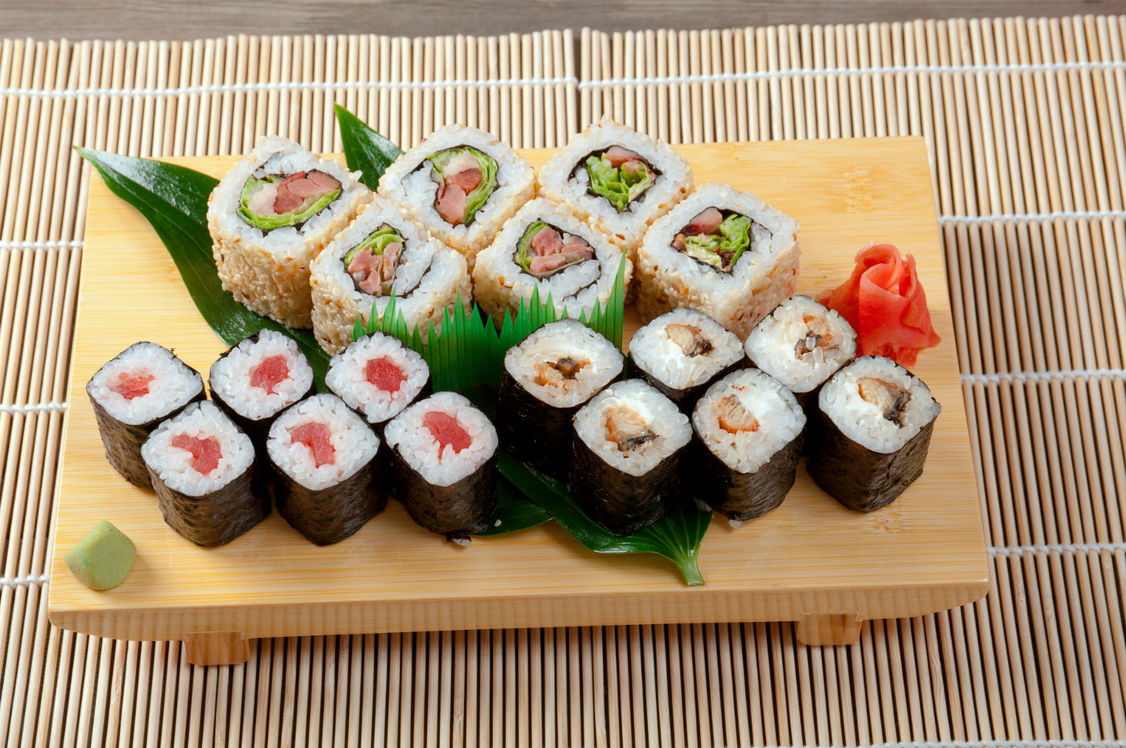 Суши класс. Роллы из копченой рыбы. Роллы в Японии. Роллы Александров. Sushi in Japan Prices.