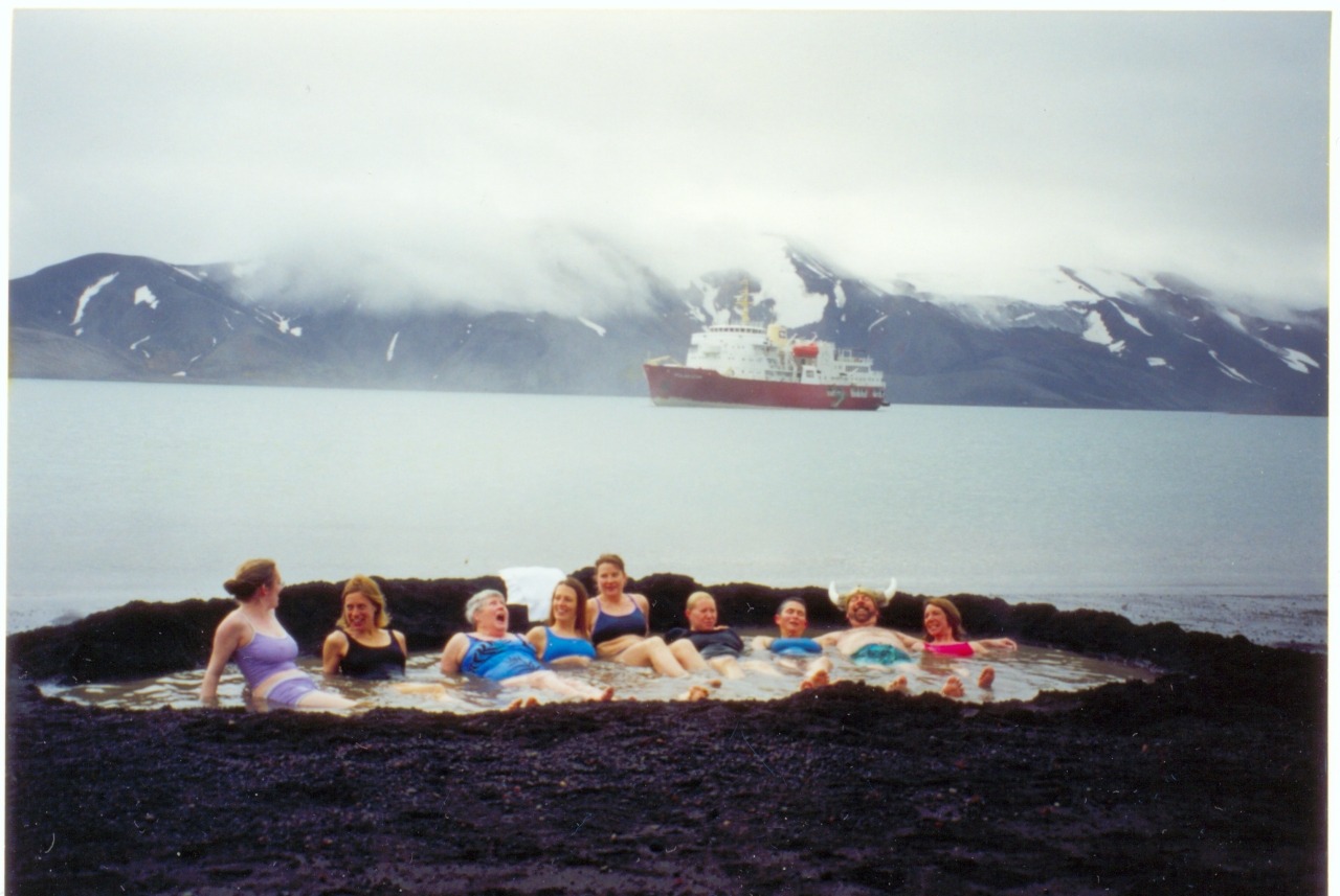 Deception island. Остров Десепшен, антарктический полуостров. Южные Шетландские острова Антарктида. Остров Десепшн в Антарктиде. Порт Фостер, китовая бухта (остров Десепшен).