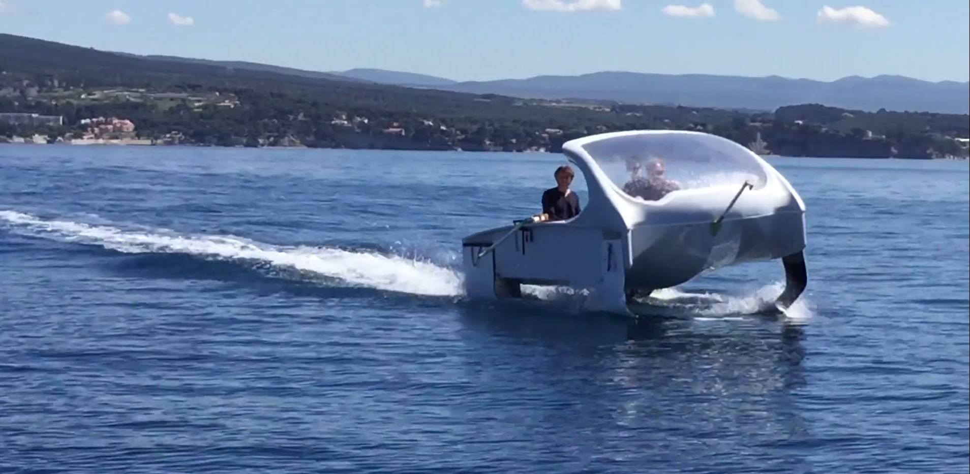 Flying water. X-Pearl от компании SEABUBBLES. Geneva Taxi Boats. Hovering.